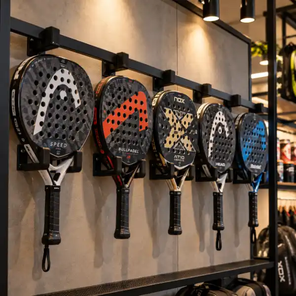 Cara Pilih Rak Display Raket Padel agar Karbon Aman