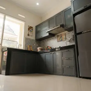 Kitchen Cabinet L-Shape Finishing Duco Abu dengan Countertop Granit Hitam [3]