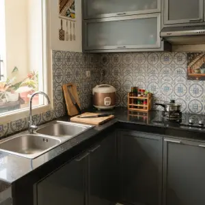 Kitchen Cabinet L-Shape Finishing Duco Abu dengan Countertop Granit Hitam [4]