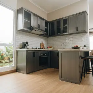 Kitchen Set L-Shape dengan Island Bar Top Granit