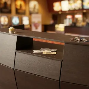 Meja Kasir Melengkung Finishing Woodgrain untuk Lobi Bioskop dan Entertainment [3]