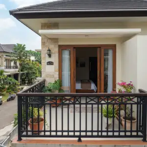 Railing Balkon Besi Motif X dengan Handrail Kayu