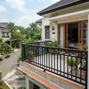 Railing Balkon Besi Motif X dengan Handrail Kayu [2]