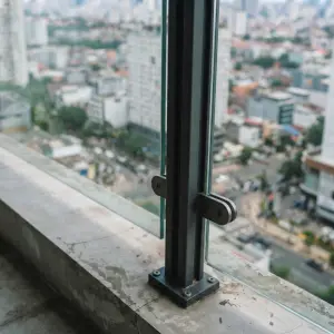 Railing Balkon Kaca Tempered Rangka Besi Hollow [3]