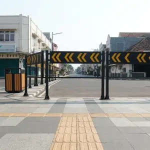 Road Barrier Besi Chevron Hitam Kuning [3]