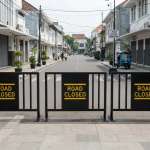 Road Barrier Besi Fabrikasi dengan Panel Tanda [2]