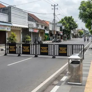 Road Barrier Besi Fabrikasi dengan Panel Tanda [5]