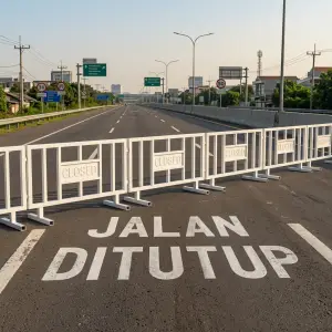 Road Barrier Besi Hollow dengan Panel Closed Sign [3]